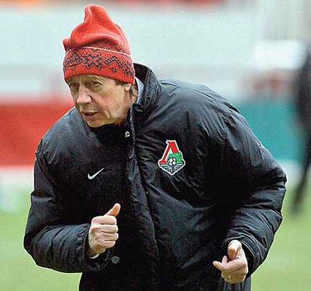 Юрий Семин в красной шапке петушок